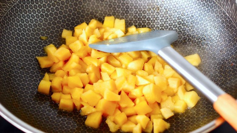苹果蛋挞酥,苹果在翻炒时，会炒出大量的水分，小火继续翻炒至锅中汤汁浓稠。