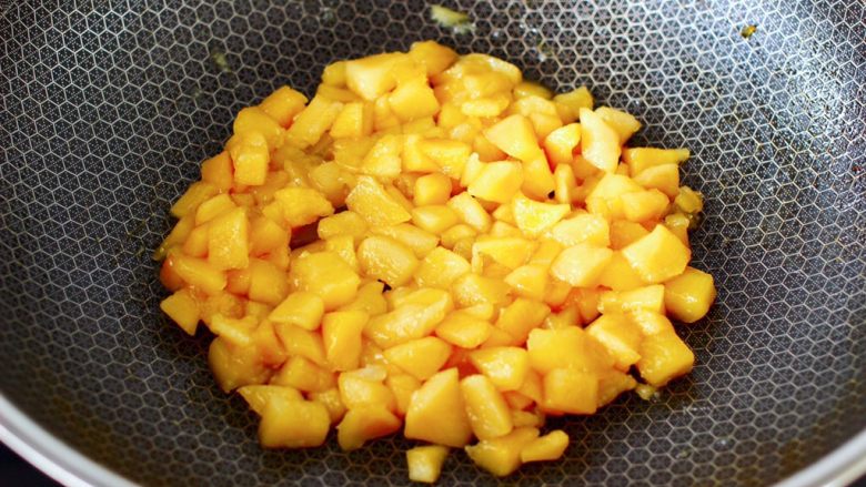 苹果蛋挞酥,直至把苹果丁炒至粘稠挂铲的时候，关火放凉备用。