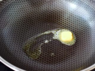 苹果蛋挞酥,锅烧热后倒入黄油融化后。