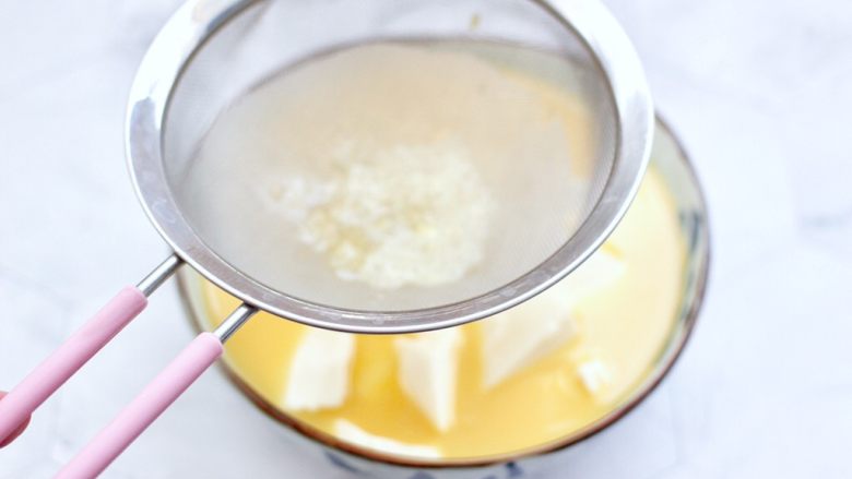 飞蛤豆腐鸡蛋羹,把搅拌好的鸡蛋液，过筛到豆腐上面。