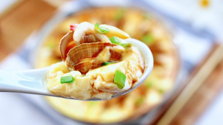 飞蛤豆腐鸡蛋羹,撒上提前切好的小葱碎，就可以美美滴享用了，鲜美无比又营养丰富，每天吃一碗，一天都元气满满。