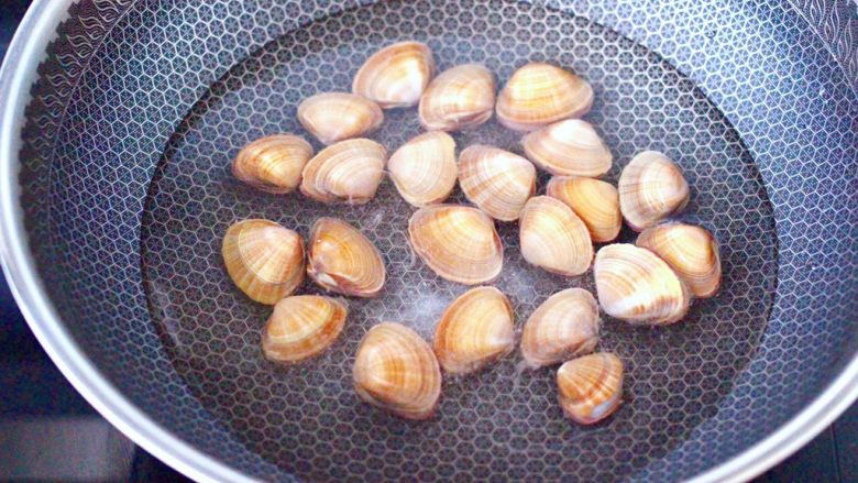 飞蛤豆腐鸡蛋羹,买回家的飞蛤，用淡盐水浸泡一小时后，反复冲洗干净，锅中倒入适量的清水，加入盐，把飞蛤放入锅中。