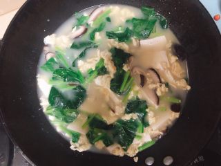 菠菜豆腐汤,关火把菠菜段放进锅里用余温烫熟