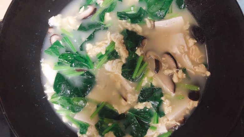 菠菜豆腐汤,关火把菠菜段放进锅里用余温烫熟