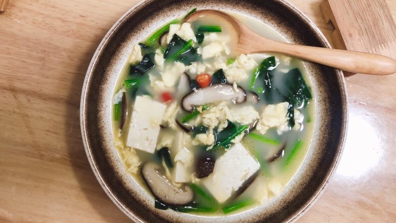 菠菜豆腐汤,盛到大碗里来就能享用了
