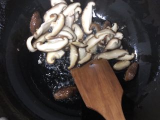 菠菜豆腐汤,热油下锅炒出香菇的香气