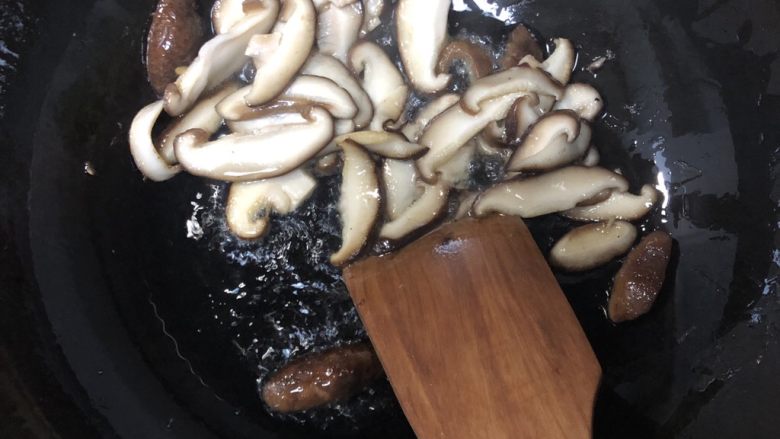 菠菜豆腐汤,热油下锅炒出香菇的香气