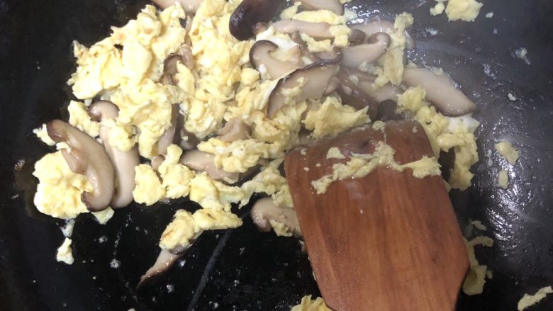 菠菜豆腐汤,鸡蛋炒成穗加香菇一起煸炒