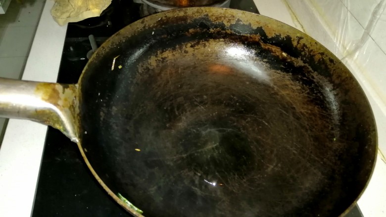凉拌菠菜粉丝,起锅烧油。