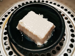 奶白鲫鱼豆腐汤,上蒸锅蒸10分钟  增加韧性
