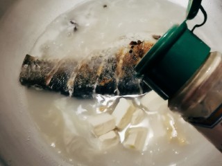奶白鲫鱼豆腐汤,放入盐和胡椒粉调味