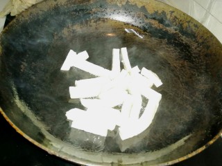 韭菜炒豆腐,起锅烧油煎豆腐条。