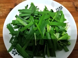 韭菜炒豆腐,将韭菜切成段。