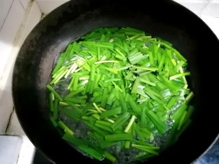 韭菜炒豆腐,用开水灼一下。