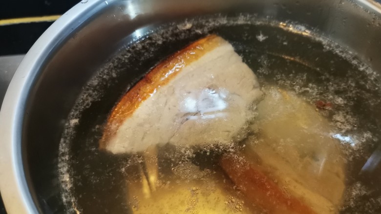 四川烧白,炸好的五花肉放进刚刚煮肉的水里浸泡5分钟左右