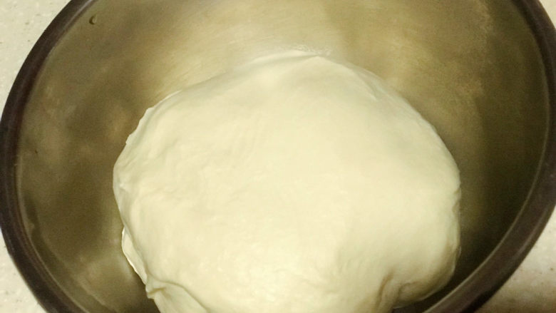 浅湘食光&波兰种面包,揉好的面团非常柔软，盖保鲜膜自然发酵