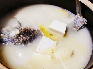 奶白鲫鱼豆腐汤,放入鱼锅中煮，再加盐和鸡精以及少量花椒