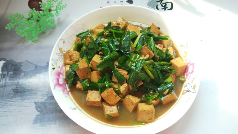 韭菜炒豆腐,装盘