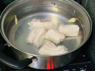 四川烧白,锅里加清水，加几片生姜，冷水下锅，大火，把大块猪肉放进去煮；