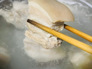 四川烧白,煮到三层肉没血水，用筷子夹出来，煮肉的水不要倒，留着等会泡肉用；