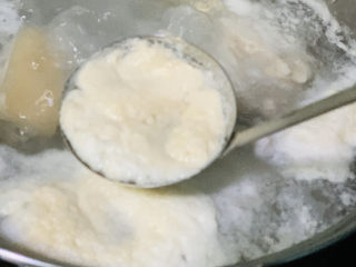 四川烧白,煮肉的时候会有很多浮沫，用大勺子捞干净；