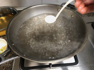 清炒豌豆➕红嘴绿鹦哥,坐锅烧水，水开加半茶匙食盐