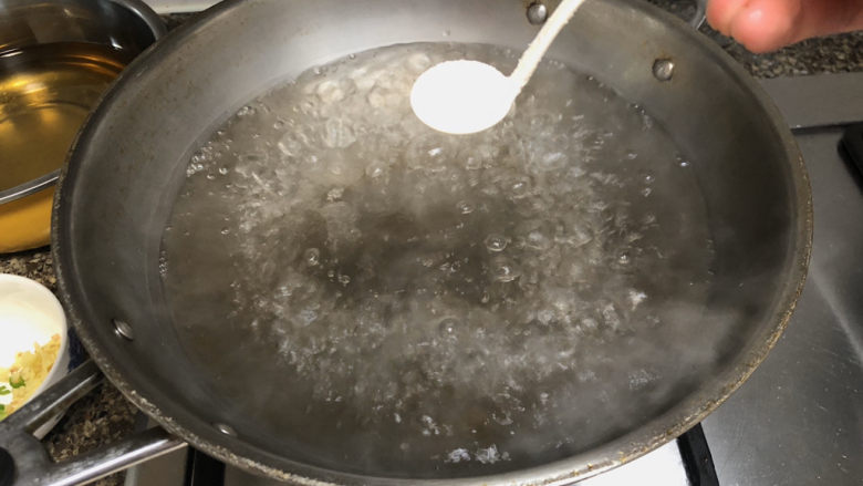 清炒豌豆➕红嘴绿鹦哥,坐锅烧水，水开加半茶匙食盐