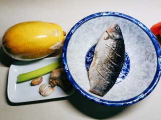 木瓜鲫鱼汤,食材准备 鱼收拾干净 在身上划几刀 易于入味