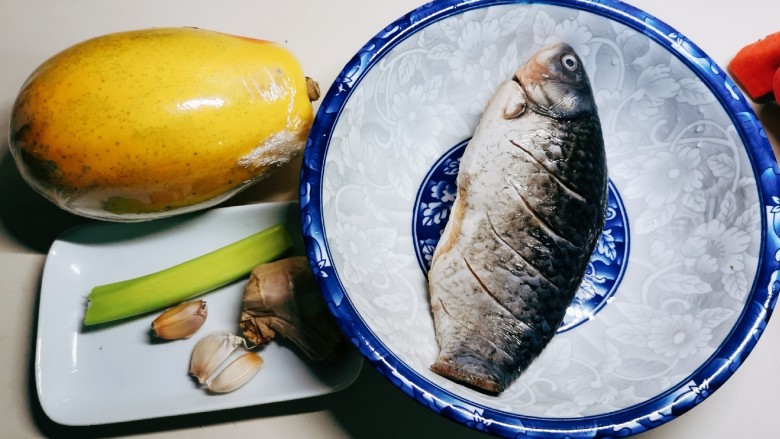 木瓜鲫鱼汤,食材准备 鱼收拾干净 在身上划几刀 易于入味
