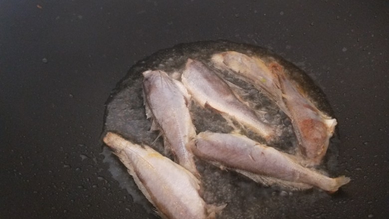 红烧小黄鱼,不沾锅倒入适量油烧热，煎制小黄鱼？