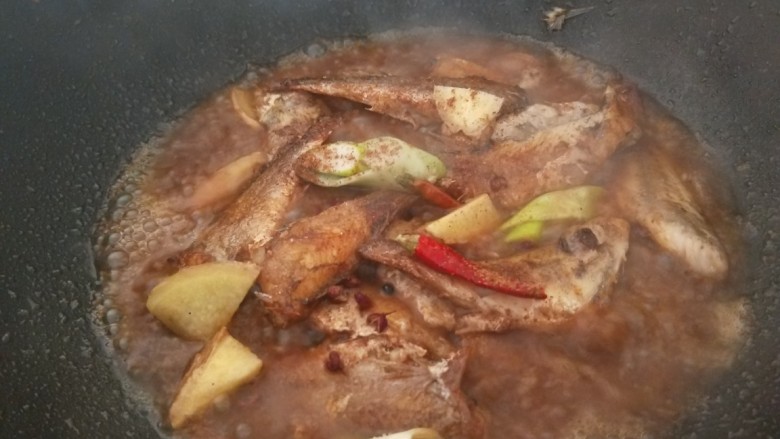 红烧小黄鱼,加入半碗水，加入两个小米辣。