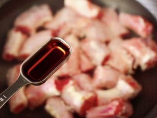 酱焖鸡脖,锅中倒入适量的清水，放入鸡脖，加入料酒，大火煮沸后，撇去浮末。