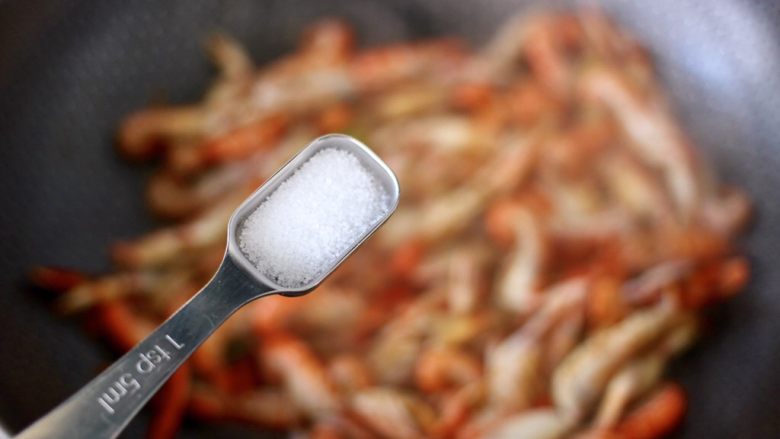 酱爆夹板虾,最后加入盐调味后，大火快速翻炒至所有的食材调料混合均匀。