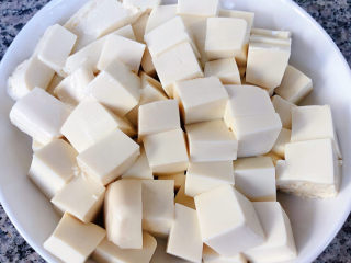 菠菜豆腐汤,豆腐切成两厘米左右大小的块状