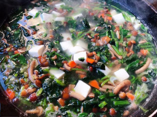 菠菜豆腐汤,放入盐、味精、香油调味均匀