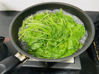 凉拌菠菜粉丝,锅中加入清水大火烧开加入适量盐和食用油，放入菠菜焯烫两分钟，去掉草酸