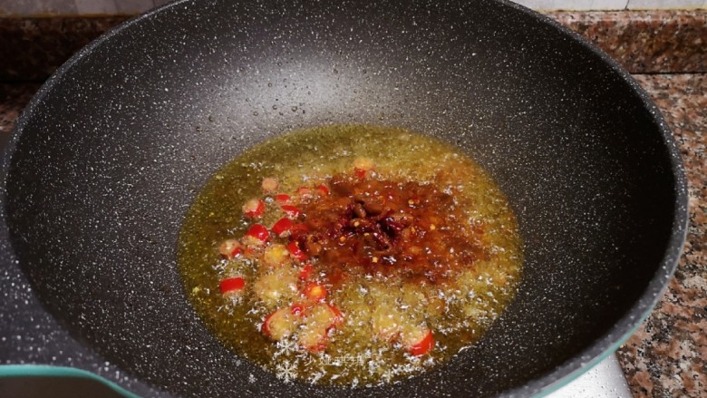 韭菜炒猪肝,放入风味水豆豉和小米辣翻炒出香味。