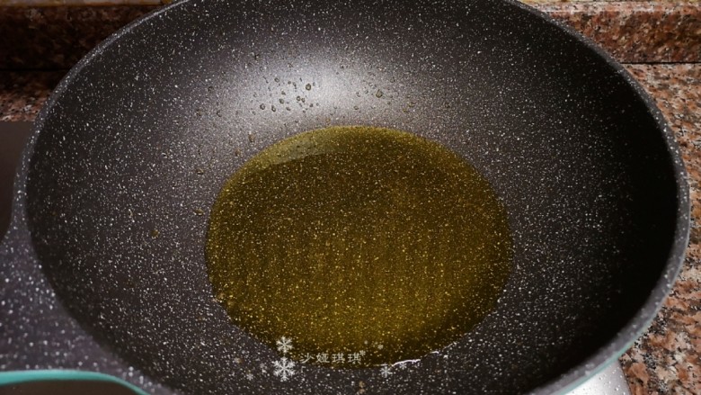 韭菜炒猪肝,再次热锅倒油烧至八成热。