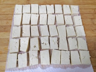 韭菜炒豆腐,案板上铺上厨房用纸，放上用淡盐水浸泡过的豆腐。
