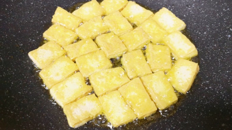 韭菜炒豆腐,煎至豆腐两面金黄盛出备用。