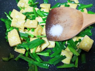 韭菜炒豆腐,放盐调味（注意盐不要放多了，因为豆腐用淡盐水浸泡过，有一点咸味）。