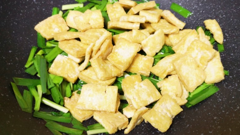 韭菜炒豆腐,下入煎好的豆腐。
