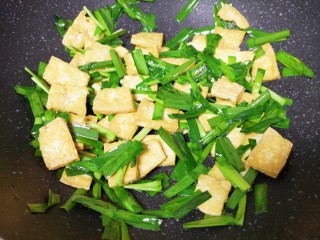 韭菜炒豆腐,翻炒均匀。