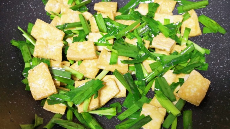 韭菜炒豆腐,翻炒均匀。