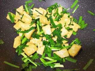 韭菜炒豆腐,关火出锅。