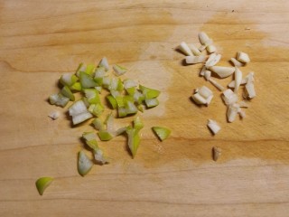 清蒸小黄鱼,葱另一部分切碎  蒜1瓣切碎