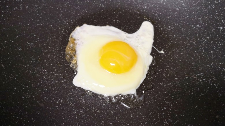 菠菜鸡蛋面,炒锅内刷一层食用油烧热，打入一个鸡蛋，根据自己的口味，喜欢几分熟就煎至几分熟，盛出备用。