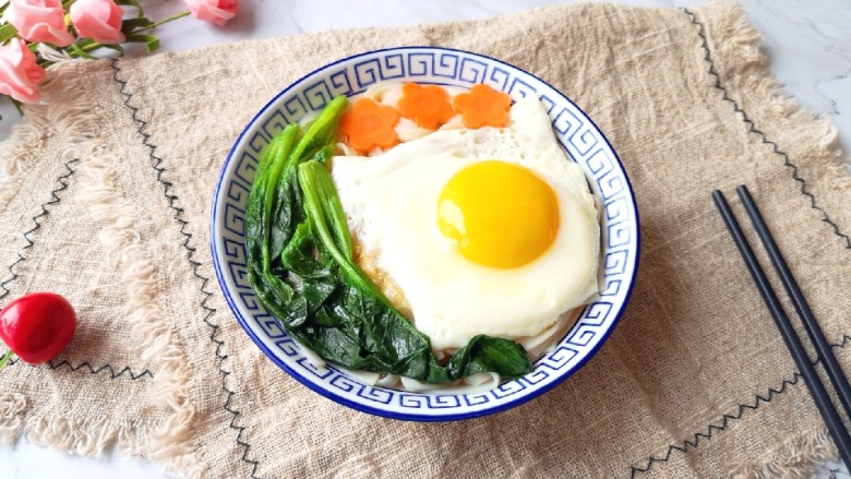 菠菜鸡蛋面,将面条和汤一起盛在碗里，放上煎蛋。