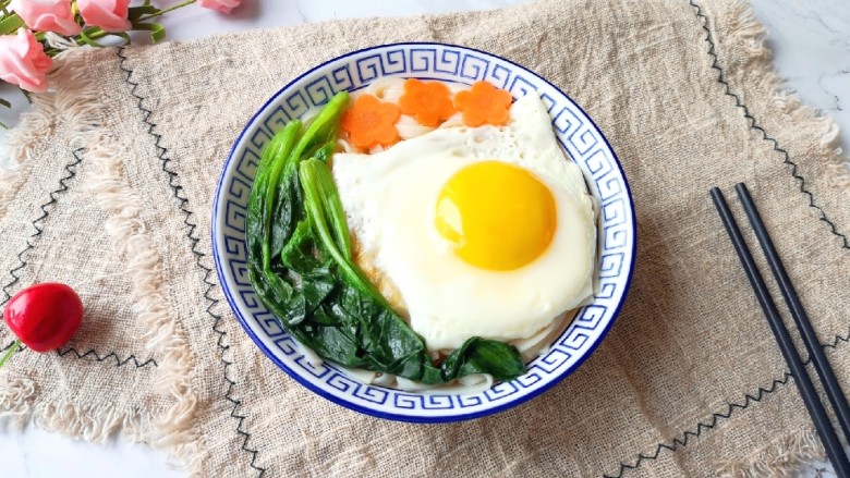 菠菜鸡蛋面,一碗营养又好吃的早餐面就做好啦！