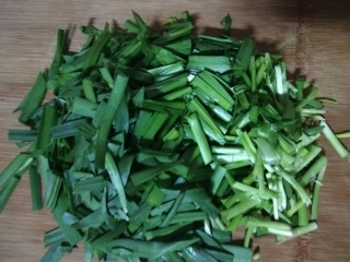 韭菜炒豆腐,韭菜洗干净切成段。